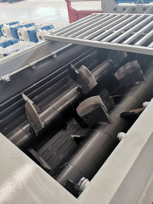 Двухвальный лопастной смеситель производительностью 50-65 м3/ч с мощностью 90 или 110 кВт и напряжением 380 В 50 Гц для промышленного смешивания